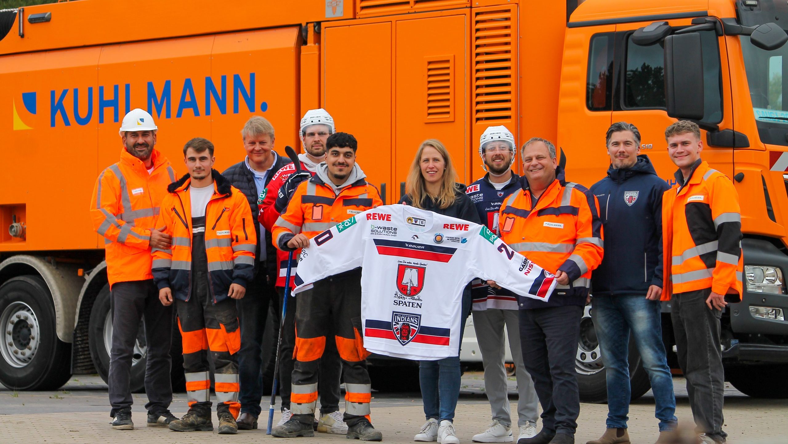 Bildunterschrift: v.l.n.r. Ali Kabak, Leon Schellenberg, Jan Roterberg, Tobias Möller, Manea Merza Soofak, Simone Wortmann, Lucca Krüger, Dominik Schmidt, Maxi Pohl, Daniel Baglük